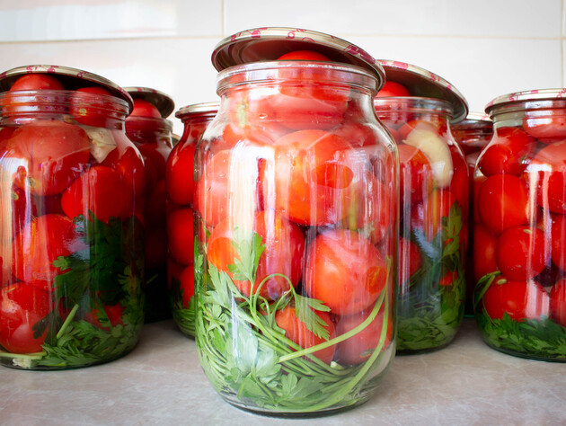 Додайте ці спеції в банку – і вийдуть легендарні помідори на зиму. Рецепт консервації