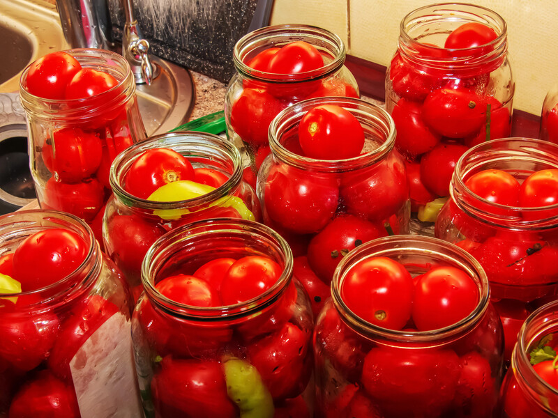 Положите помидоры, залейте этим простым рассолом – и квашение на зиму готово. Быстрый рецепт