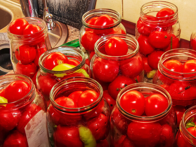 Покладіть помідори, залийте цим простим розсолом – і квашення на зиму готове. Швидкий рецепт