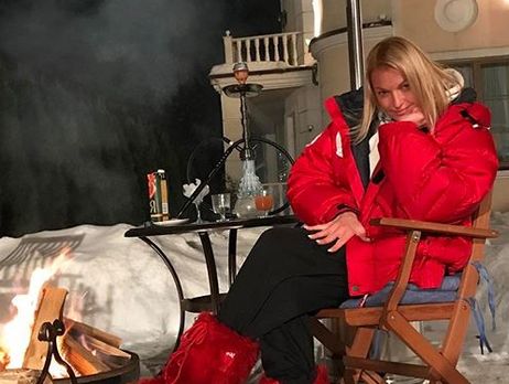 Волочкова в микробикини подняла огромную льдину