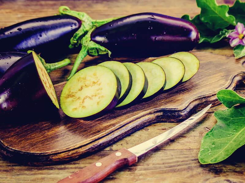 Розчиніть це у воді – і баклажани не гірчитимуть. Простий лайфхак