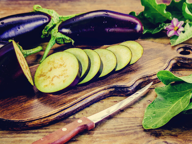 Растворите это в воде – и баклажаны не будут горчить. Простой лайфхак 