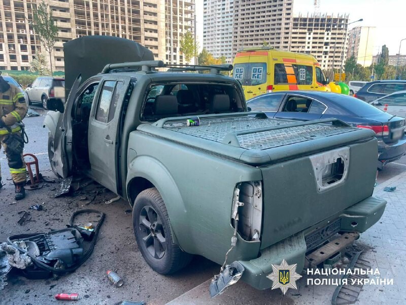 Коли власник наближався до автомобіля. У Києві вибухнула машина, пофарбована як військова. Фото