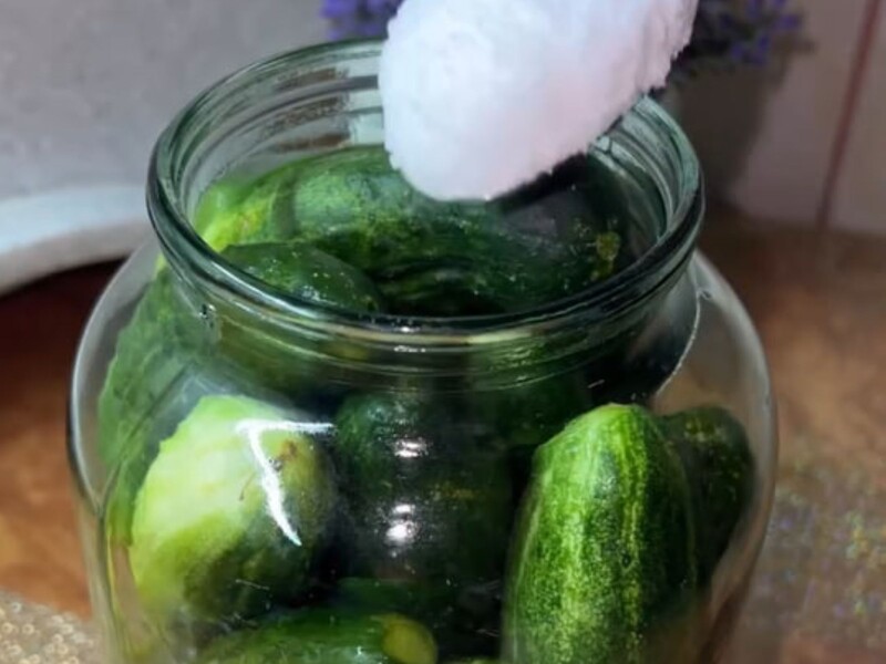 Залейте в банки с хреном газированную воду – и получатся очень вкусные малосольные огурцы. Рецепт 