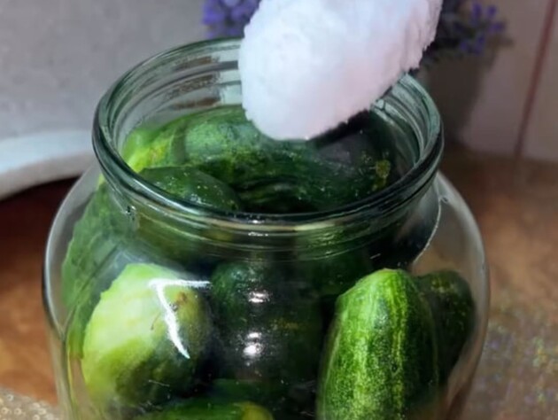 Залийте в банки із хроном газовану воду – і вийдуть дуже смачні малосольні огірки. Рецепт