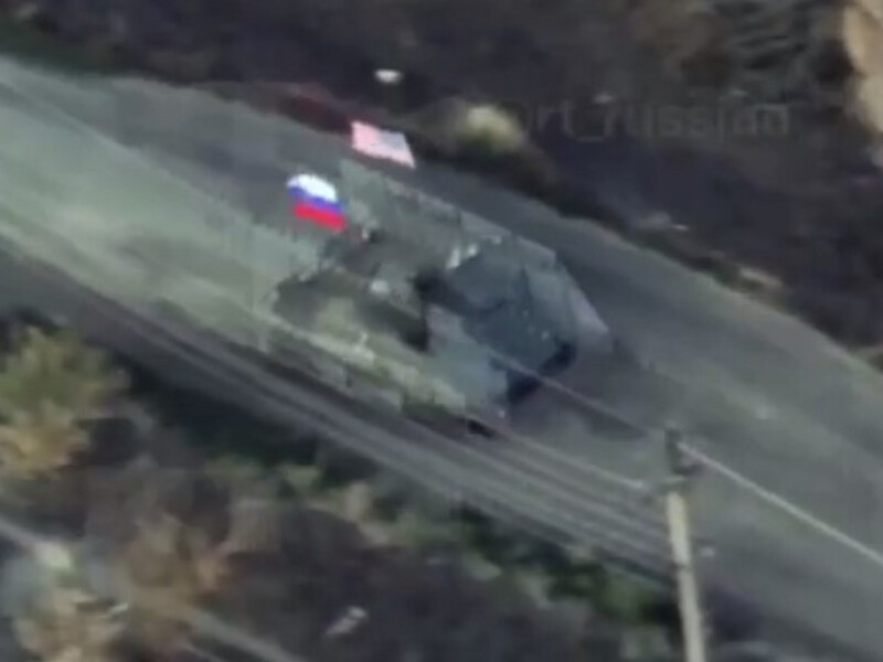 "Максимальная наглость". В РФ показали, как их техника едет на штурм с флагом США. Ермак отреагировал