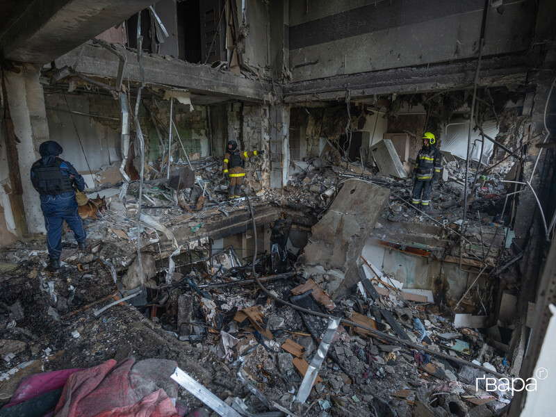 "По людям, мирно спавшим в пять утра". Видео ночного удара РФ по Харькову