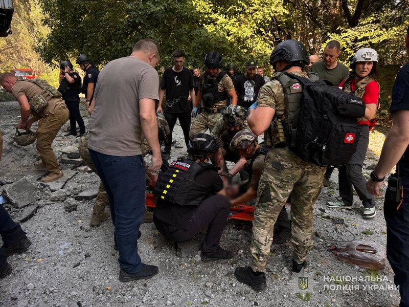 В Запорожье есть погибшие в результате удара РФ. Умер мужчина, которого с ожогами достали из провала