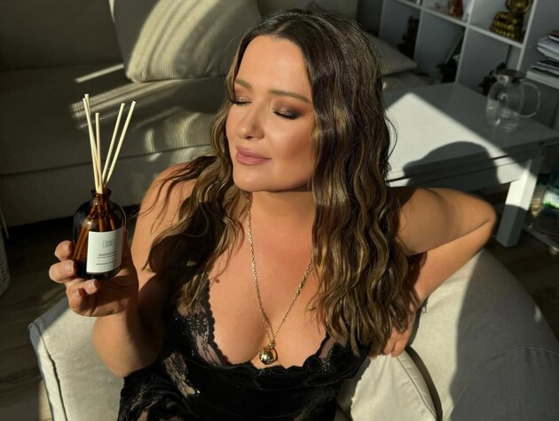 Могилевська під час прогулянки показала обличчя молодшої доньки. Відео