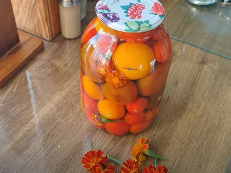 Приготуйте на зиму неймовірно смачні помідори із цими квітами замість спецій. Рецепт без стерилізації