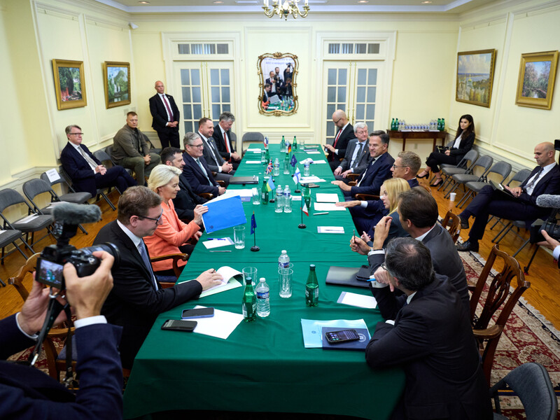 "Україна готова до встановлення нової архітектури безпеки". Зеленський зустрівся з лідерами ЄС у Вашингтоні