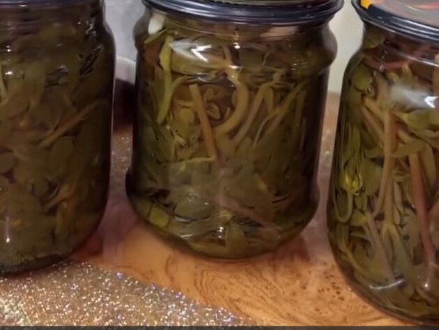 Залейте портулак этим маринадом – и получится невероятно вкусная консервация на зиму. Простой рецепт