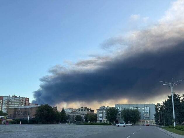 РФ массировано обстреляла Кременчуг. Пострадала энергетика, город в черном дыму. Фото