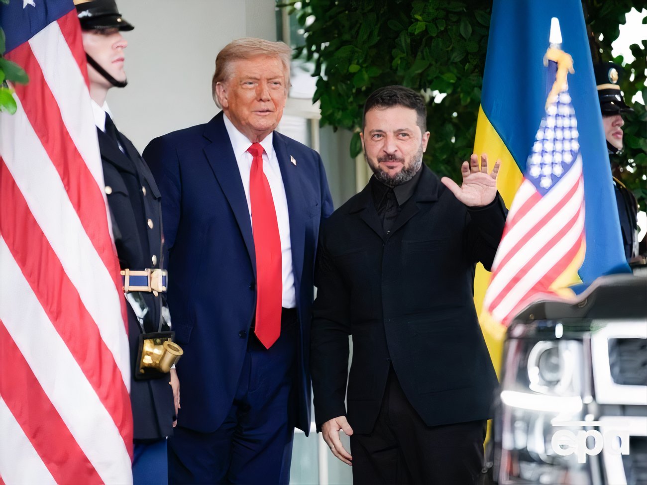 Зеленський приїхав у Білий дім, його зустрів особисто Трамп. Фоторепортаж