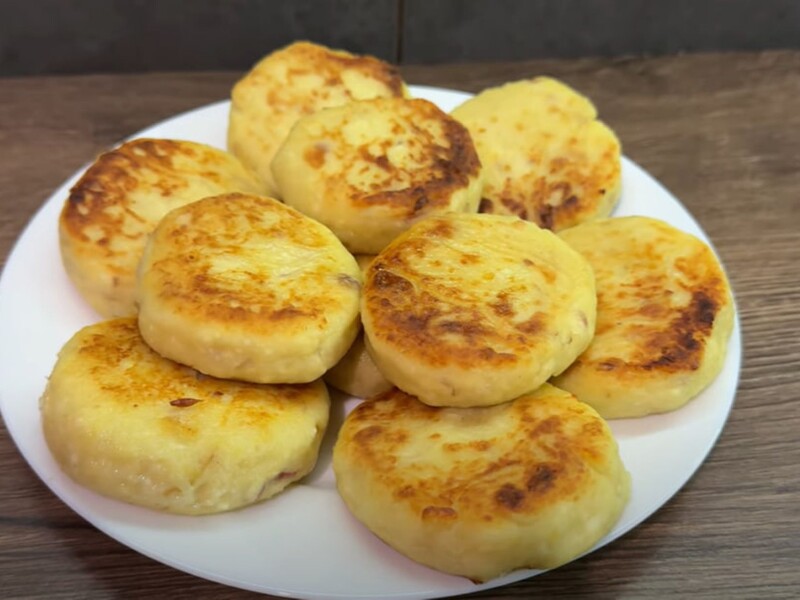 Завжди робіть це із сиром – і сирники ніколи не розпадуться. Ідеальний рецепт