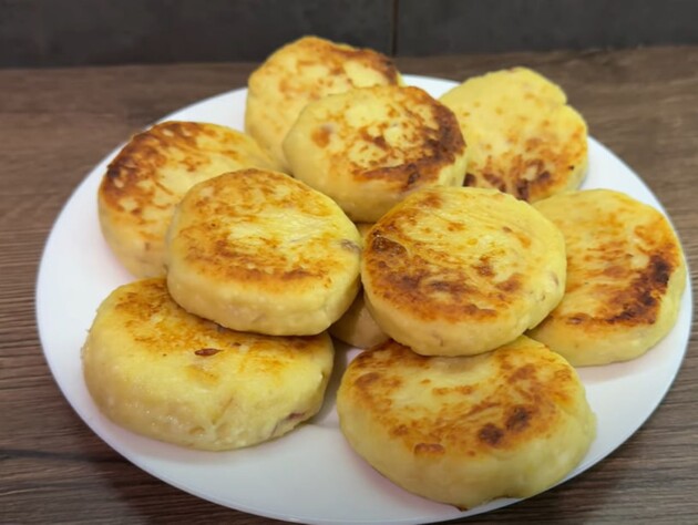 Завжди робіть це із сиром – і сирники ніколи не розпадуться. Ідеальний рецепт