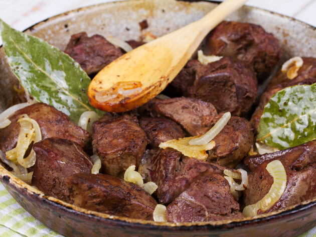 Ці три прості поради допоможуть приготувати неймовірно смачну й соковиту печінку. Головне – не перетримати