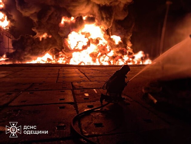Через обстріл РФ в Одеській області горів паливний об'єкт у порту. Фото