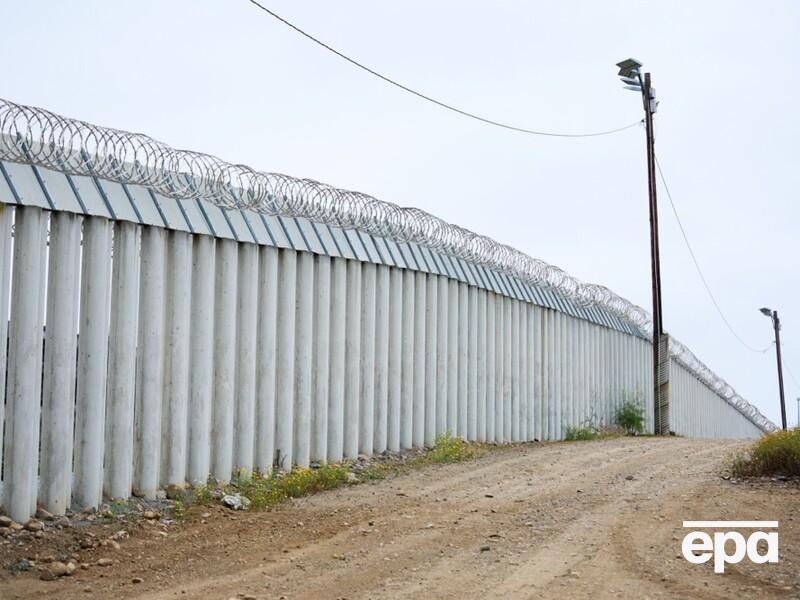 По совету Трампа забор на границе США с Мексикой начали красить в черный цвет