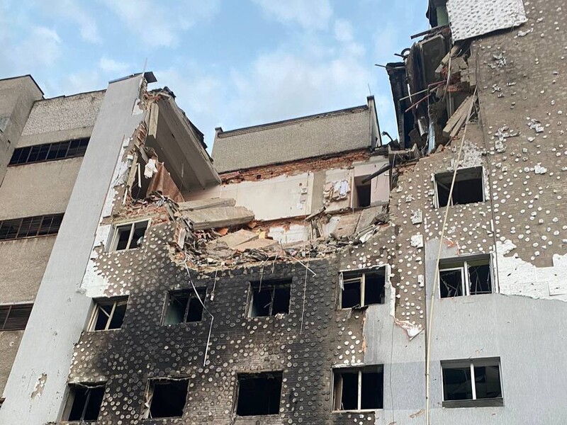 У Львові обстрілом окупантів пошкоджено десятки будинків, є жертва. Фото, відео