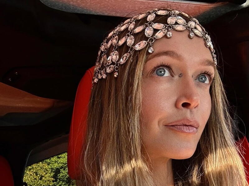 Брежнева станцевала в платье с вырезами на торсе