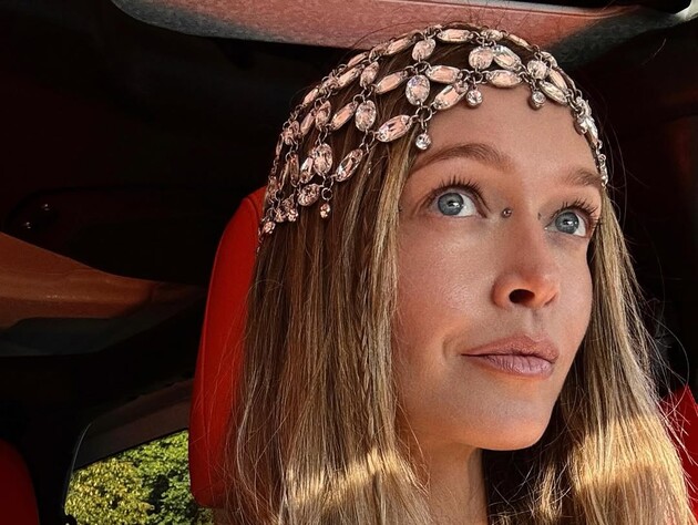 Брежнева станцевала в платье с вырезами на торсе