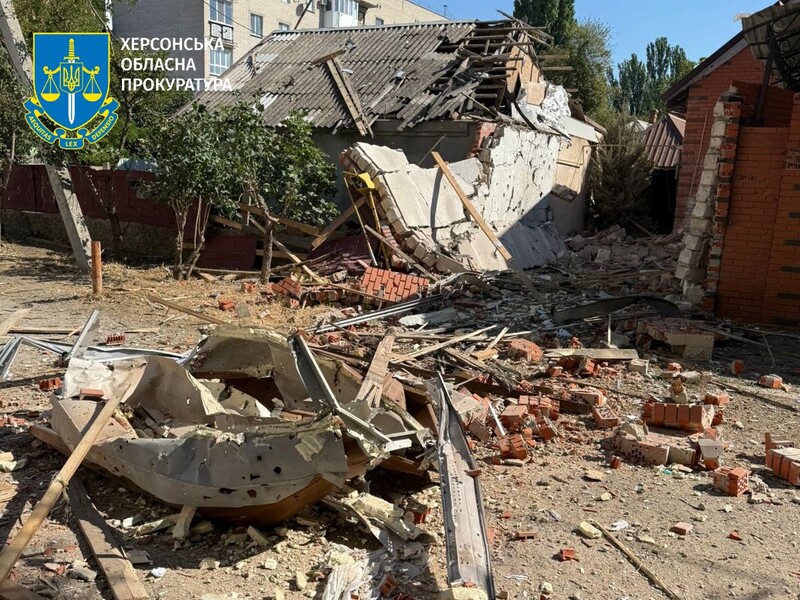 РФ ударила з артилерії по житлових кварталах Херсона. Загинув чоловік, серед поранених поліцейські