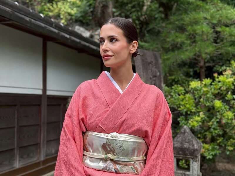 Донька мера Дніпра приміряла кімоно своєї мами. Відео