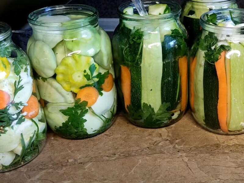 Положите это на дно каждой банки – и кабачки с патиссонами получатся хрустящими. Рецепт консервации