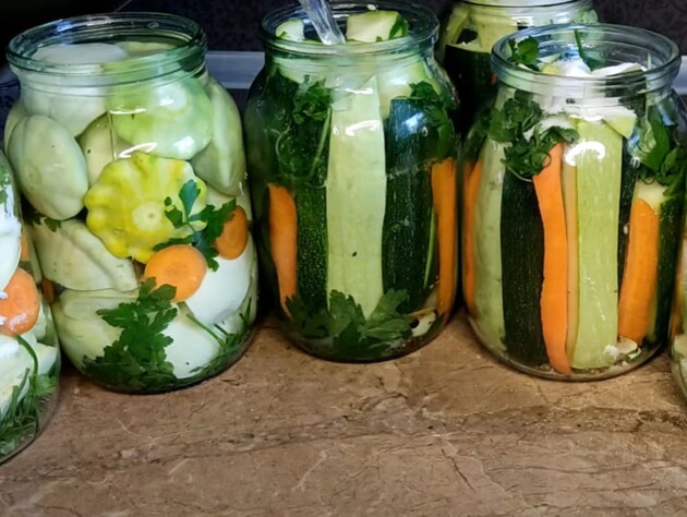 Положите это на дно каждой банки – и кабачки с патиссонами получатся хрустящими. Рецепт консервации