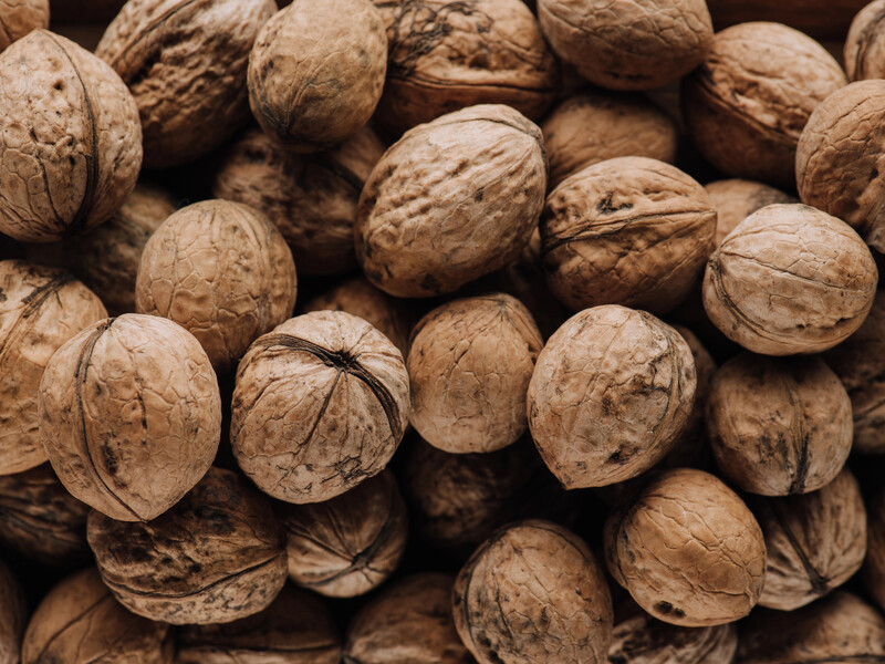 Никогда не делайте этого при сборе орехов. Можно погубить урожай