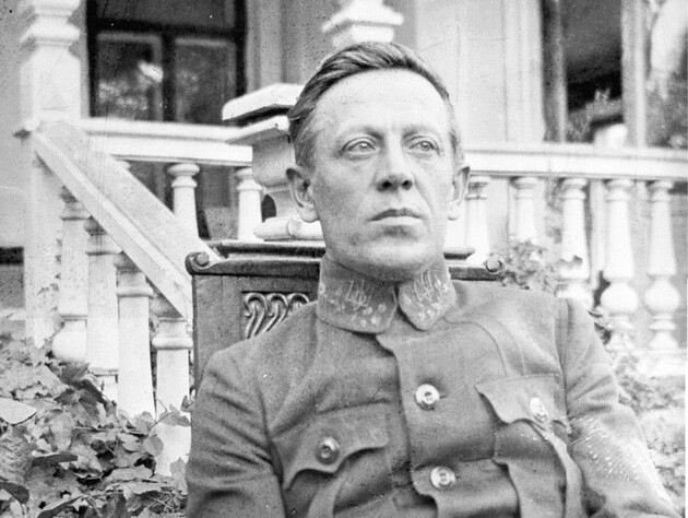 В Україну з Канади везуть посмертну маску Петлюри