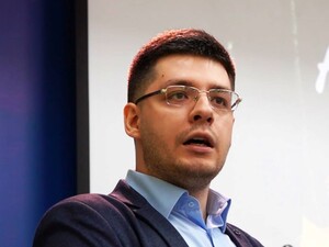 Удар РФ по американському підприємству, наступальна зброя від Трампа, паливна криза у РФ. Стрим Бацман із Демченком. Відео