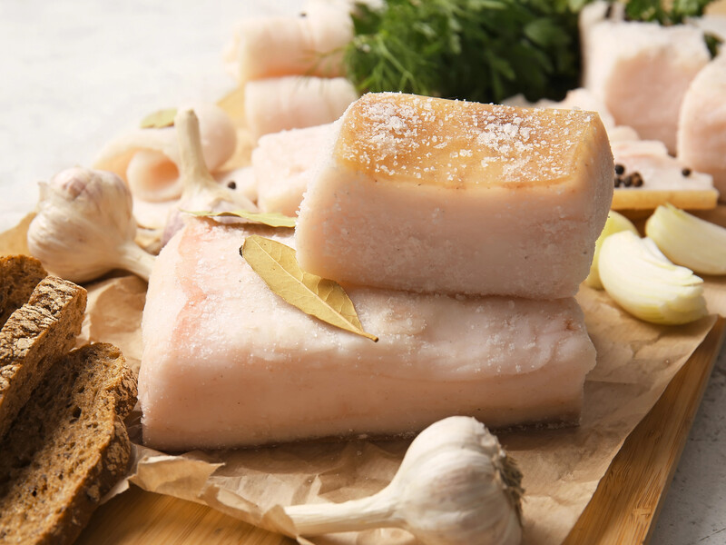 Настоящая вкуснятина – нежное и ароматное консервированное сало. Будет готово за трое суток