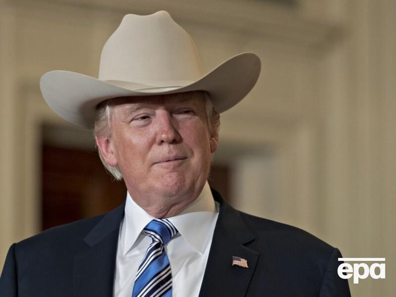 Трамп появился на публике в кепке с надписью в свою честь. Видео