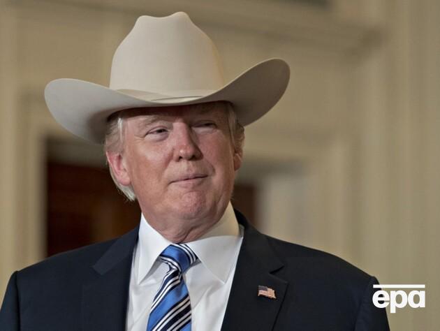 Трамп появился на публике в кепке с надписью в свою честь. Видео