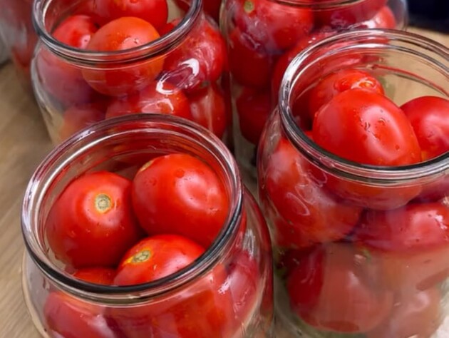 Добавьте эти веточки в банки – и помидоры получатся невероятно вкусные. Простой рецепт без стерилизации 
