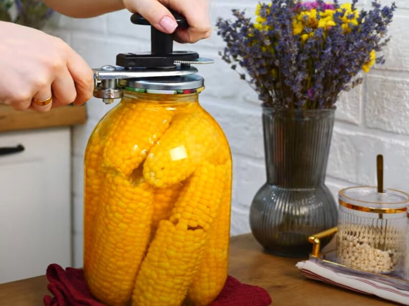 Добавьте это в каждую банку – и кукуруза на зиму получится очень вкусной. Рецепт консервации