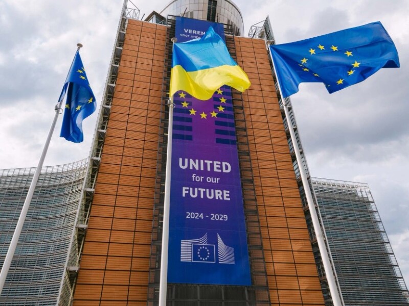 "Ми з вами". Перед штаб-квартирою Єврокомісії у Брюсселі підняли український прапор