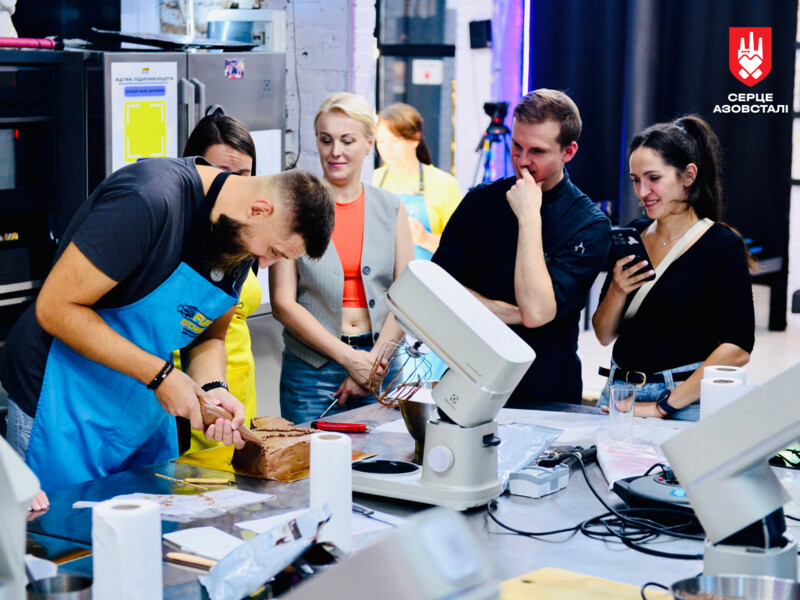 До Дня Незалежності оборонці Маріуполя із сім'ями спекли велетенський торт у формі карти України