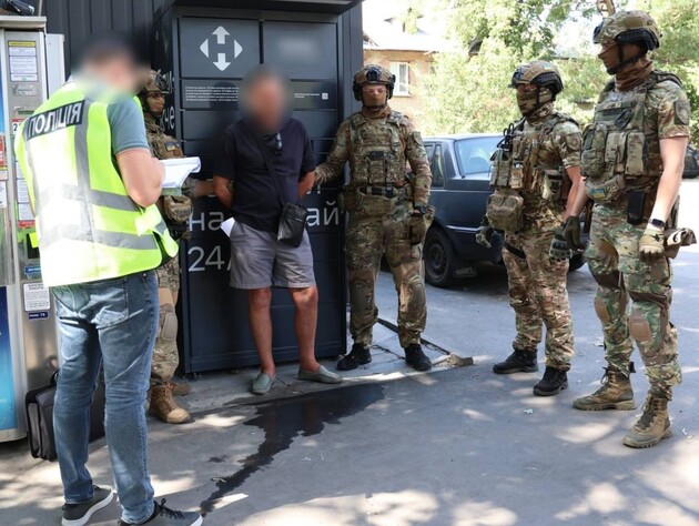 Зв'язали руки, ноги, заклеїли обличчя. У Харкові напали на матір військовослужбовця ЗСУ. Фото, відео