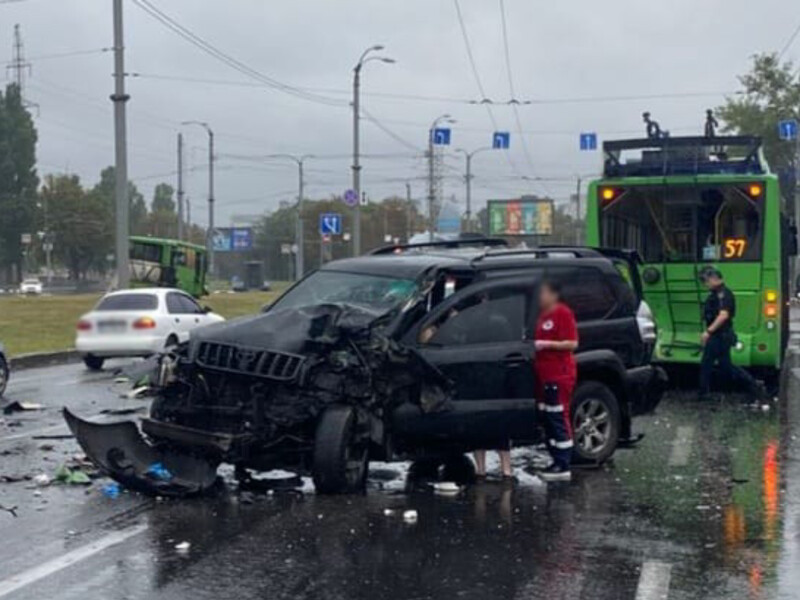 ДТП у Харкові: зіткнулися легковик, тролейбус та автобус, 11 постраждалих. Фото