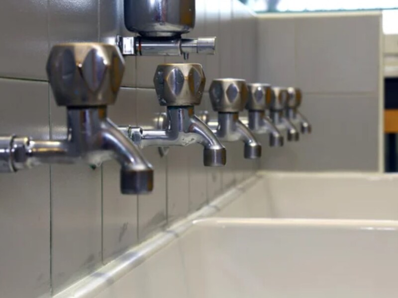 "Сил уже нет терпеть. Люди на пределе". Жителей РФ оставили без воды, чтобы потушить пожар на Новошахтинском НПЗ