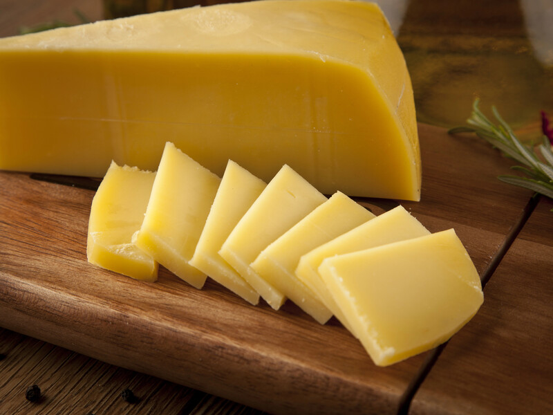 Всего 10 минут – и невероятно вкусный твердый сыр готов. Простой рецепт из четырех продуктов