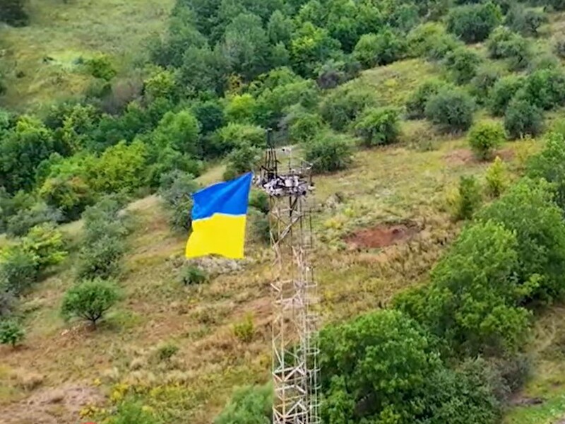 "Украина всегда возвращает свое". ВСУ подняли сине-желтые флаги в Курской области. Видео