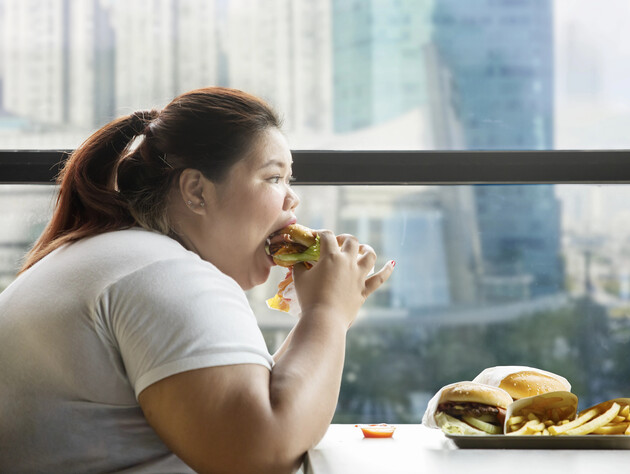 Чому під час стресу тягне на солодке? Тренер розповів, як уникнути переїдання