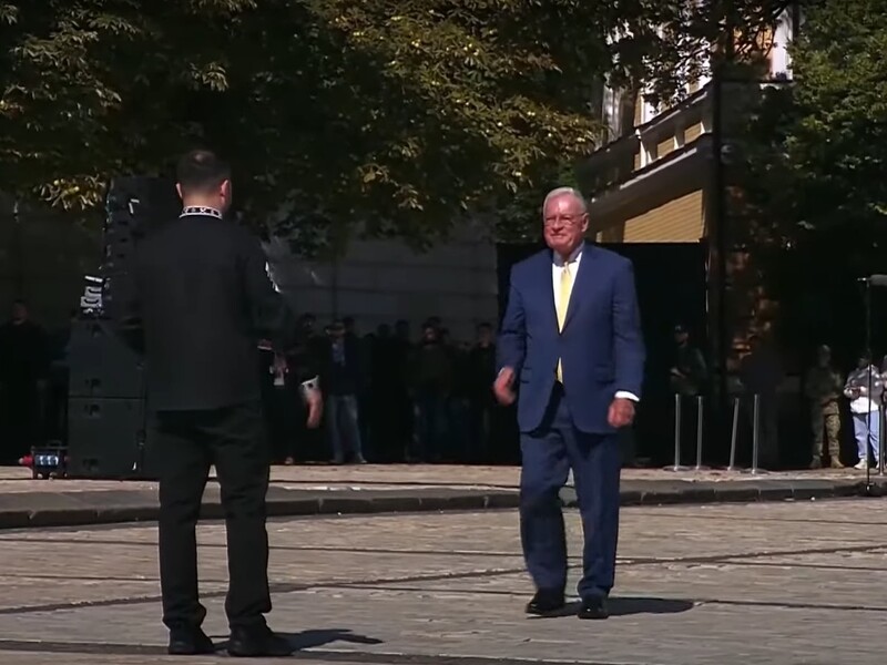 Спецпредставитель Трампа прибыл в Киев, Зеленский вручил ему орден