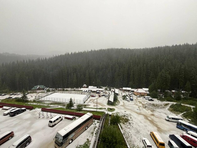 В День Независимости Украины в Карпатах выпал первый снег. Фото, видео