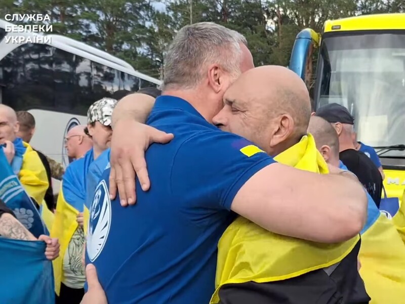 "Папа, я жив и здоров!" СБУ показала эксклюзивное видео обмена пленными