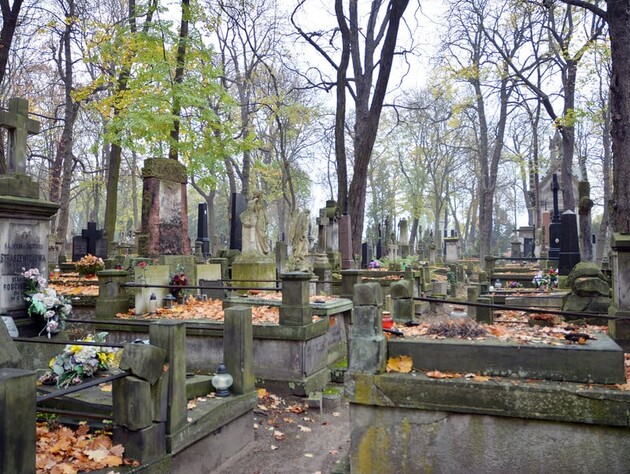 Блогер шокировал заброшенным состоянием могилы выдающегося писателя Тютюнника. Фото